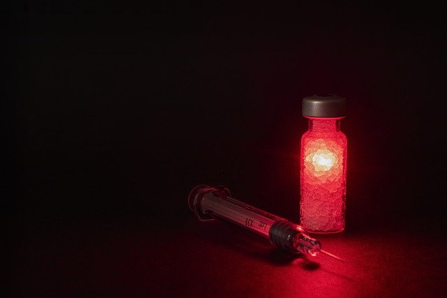 Dezimierung der Menschheit durch Impfung mit Covid-Impfstoffen: mit Impfspritze und Impfzwang