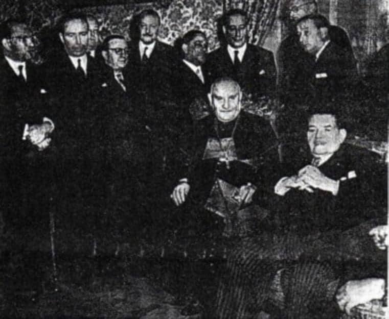 Freimaurer übernahmen den Stuhl Petri: Roncalli sitzt neben dem Freimaurer Edouard Herriot, umgeben von weiteren Freimaurern