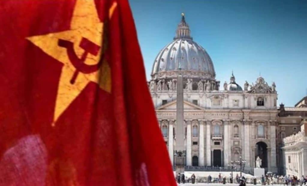 Die Sowjetfahne über dem Petersdom: Die kommunistische Fahne weht über dem Petersdom