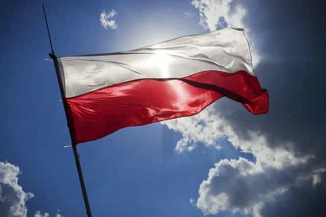 Polnische Flagge in weiß und rot vor dem Hintergrund des Himmels. Noch ist Polen nicht verloren.