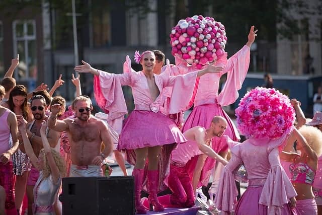 Pride-Parade in rosa Farbe - die neue Gottheit der Rotgrünen