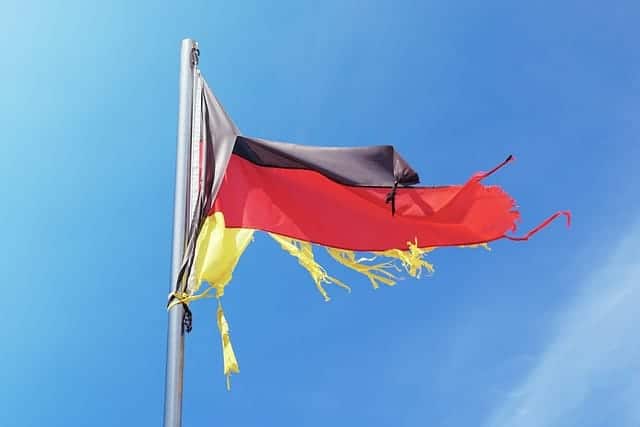Eine zerzauste Deutschland-Flagge zeigt den Zustand unseres Landes an