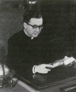 José Maria Escrivá liest in einem Buch