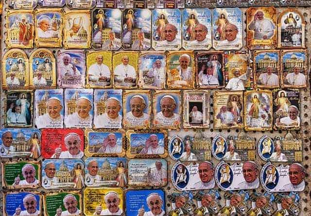 Sticker mit dem Anti-Papst Bergoglio. Der päpstliche Stuhl ist vakant, da Bergoglio kein Papst