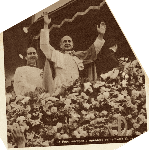 Paul VI. grüßt die versammelte Menge in Fatima unter einem Blumenregen