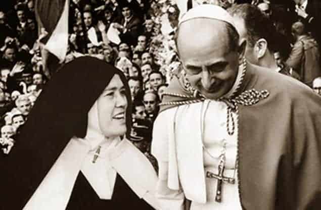Das selbe Foto von Paul VI. vor dem Hintergrund einer Menge Leute; jetzt aber mit der falschen Lucia an seiner Seite