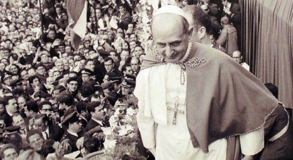 Montini alias 'Paul VI.' im Vordergrund; im Hintergrund sind eine Menge Menschen