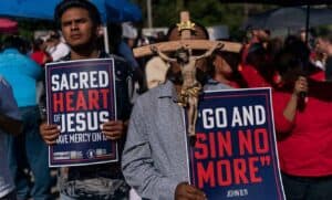 Demonstration von Katholiken gegen die Ehrung der Perversität am 16. Juli, dem Herz-Jesu-Fest