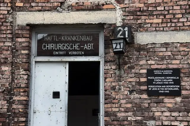 Nachrichten aus dem Monat September 2021: Eingang zum Häftlingskrankenbau Chirurgische Abteilung in Auschwitz