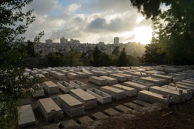 Israel ist Pfizers einzigartiges Versuchslabor: Ein jüdischer Friedhof in Israel mit zahlreichen Steinsärgen