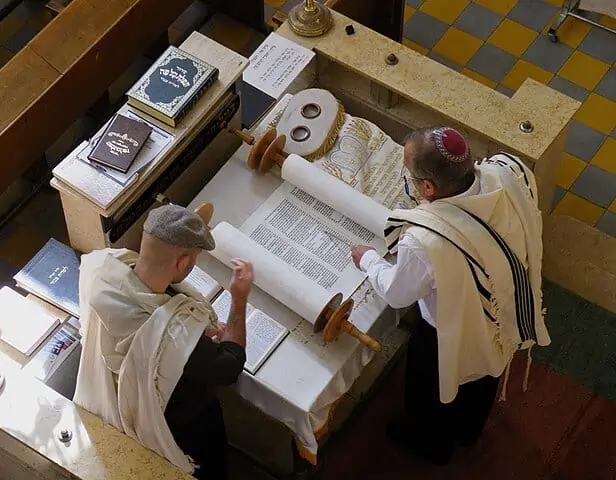 Ein Geheimnis umwebt das jüdische Volk: Lesung aus der Thora, Aish-Synagoge, Tel Aviv, Israel.