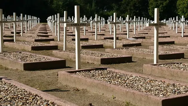 Verschiedene Arten des Sterbens: Friedhof mit Kreuzen, Name Unbekannt, Grab schmucklos