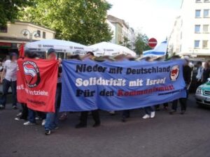 Die Antifa mit ihrem Banner 'Nieder mit Deutschland' in Frankfurt 2006