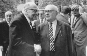 Max Horkheimer (vorne links), Theodor W. Adorno (vorne rechts) und Jürgen Habermas (im Hintergrund rechts) im Jahr 1964 in Heidelberg