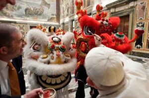 Jorge Bergoglio erweckt den chinesischen Drachen zum Leben
