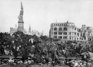 Leichenberge nach der Bombardierung Dresdens durch die Alliierten