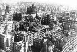 Zerstörtes Dresden durch Bombardierungen im Jahr 1945 durch die Alliierten