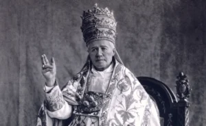 Papst Pius X. mit dem Finger Symbol der allerheiligsten Dreinigkeit Gottes