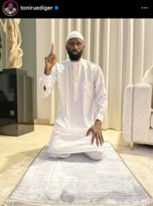 Toni Rüdiger als Mohammedaner mit dem Tauhid-Finger