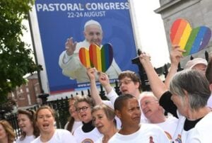 Ein Homo-Chor feiert den Besuch von Franziskus bei der WMF in Irland