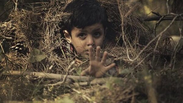Achtung Kinder in Gefahr: Junge versteckt sich vor Angst
