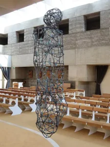 Skulptur in der Konzilsgedächtniskirche in Wien
