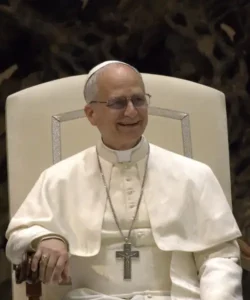 Robert Prevost als 'Papst Leo XIV.' mit einem merkwürdigen Lachen