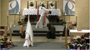 Der unerhörte liturgische Tanz in einer katholischen Kirche