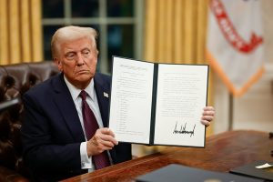 Warum Donald Trump gehasst wird: Er hält eine von ihm am ersten Tag seiner zweiten Amtszeit unterzeichnete Präsidialerklärung in den Händen.