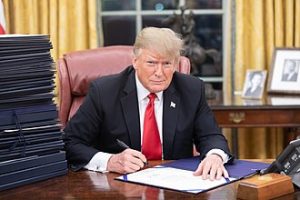 Präsident Donald J. Trump sitzt am 21. Dezember 2018,an seinem Schreibtisch im Oval Office, um Dekrete zu unterschreiben.