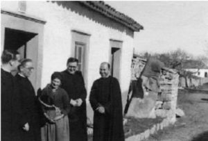 ose María Escrivá hinter der Mutter von Francisco und Jacinta