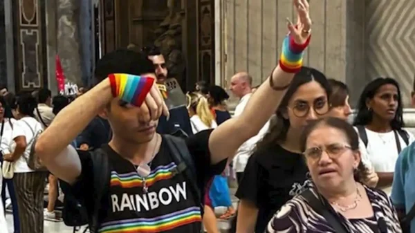 Sodom und Gomorrha im Petersdom: Sakrilegische Handlung eines LGBT+-Regenbogen-Sodomiten