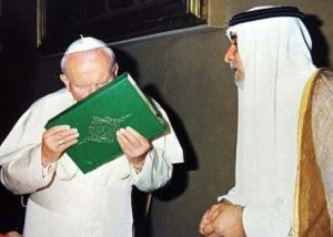 Antipapst Wojtyla verehrt den Koran, indem er ihn küsst