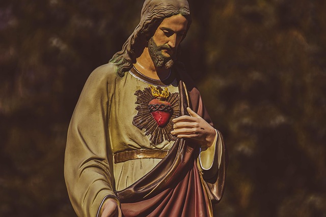 Was bedeutet links und rechts: Eine Christusstatue mit dem heiligsten Herzen Jesu