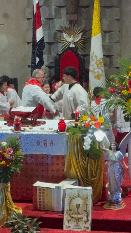 Pater Sergio Valverde, Pfarrer der Pfarrei Christus König des Universums, tanzt während der Liturgie