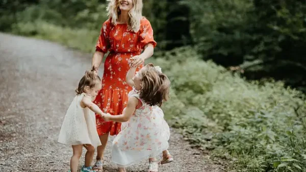 Mutter mit ihren zwei Kindern tanzt mit Freude